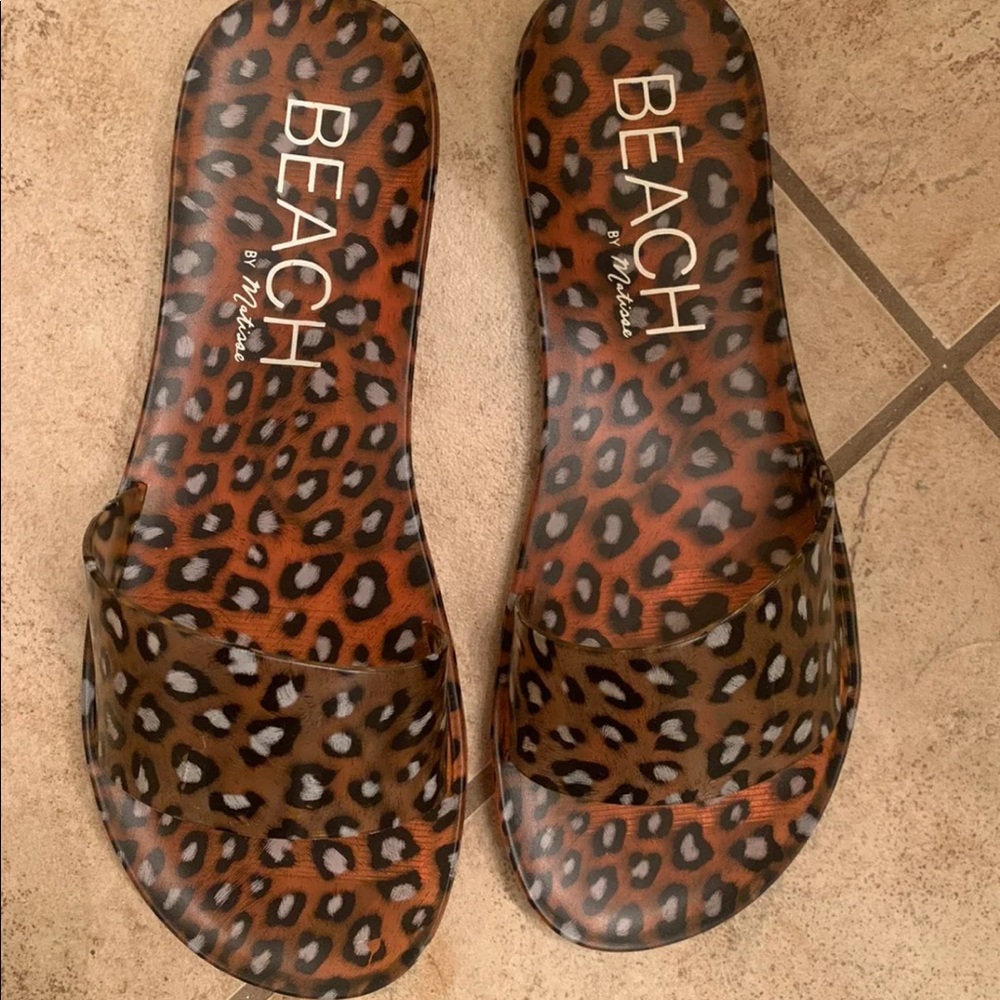 Size 6 Matisse Beach sandal. Tan Leopard print